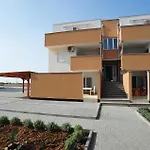 2 Bedroom Stunning In * Nin