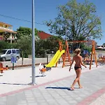 2 Bedroom Stunning In *