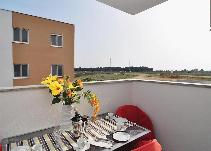아파트 2 Bedroom Stunning In 닌